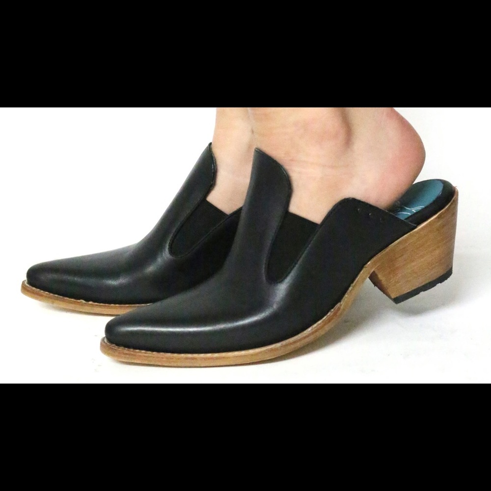 Leather sidewalk mule